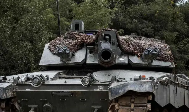 Танку Challenger 2 русский оператор-ас попал дроном прямо в люк водителя