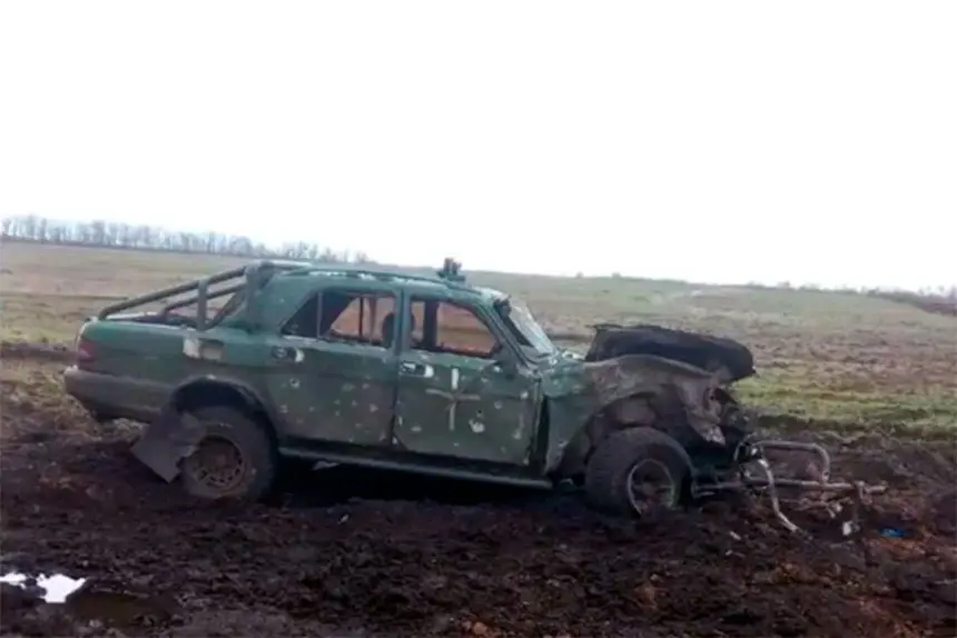 Доработанная для бездорожья "Волга" ВСУ не пережила встречи с FPV-дроном