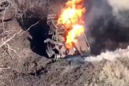 На видео показали, как из трех люков танка ВСУ бьют "огненные гейзеры"