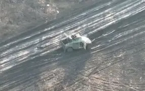 Российский дрон-камикадзе вдребезги разнес Humvee ВСУ Российский дрон-камикадзе вдребезги разнес Humvee ВСУ
