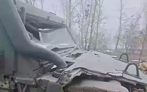 Броневик Iveco ВСУ попал в западню из проволоки и получил удар в лоб дроном Броневик Iveco ВСУ попал в западню из проволоки и получил удар в лоб дроном