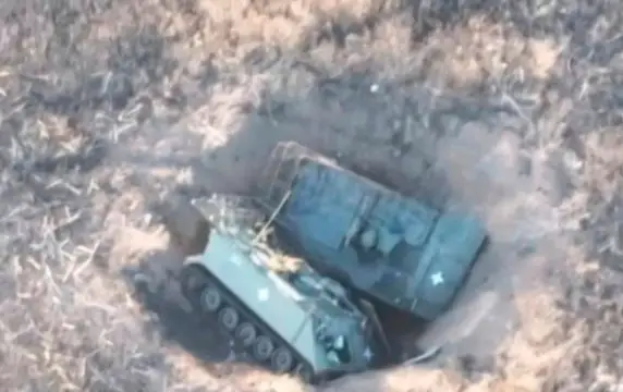 В гигантскую воронку от авиабомбы свалились сразу два американских БТР M113 В гигантскую воронку от авиабомбы свалились сразу два американских БТР M113