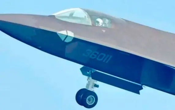 В самолете шестого поколения J-36 из КНР пилоты располагаются как в Су-34 В самолете шестого поколения J-36 из КНР пилоты располагаются как в Су-34
