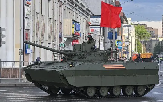БМД-4М с новой защитой замечены на репетиции Парада Победы в Москве БМД-4М с новой защитой замечены на репетиции Парада Победы в Москве