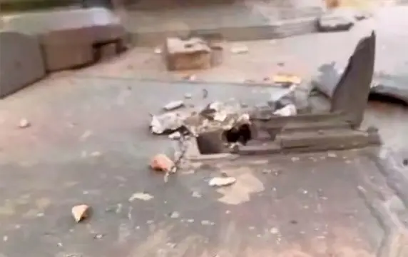 Боевики ВСУ показали пробоину в крыше танка Leopard 2A4 после удара дрона Боевики ВСУ показали пробоину в крыше танка Leopard 2A4 после удара дрона