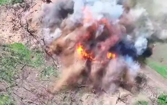 Дрон снял сильный взрыв и пожар на полевом складе боеприпасов ВСУ Дрон снял сильный взрыв и пожар на полевом складе боеприпасов ВСУ