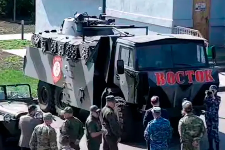 В ДНР показали уникальный гантрак из КамАЗа и БМД-2 В ДНР показали уникальный гантрак из КамАЗа и БМД-2