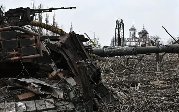 Боевики ВСУ обстреляли дрон КВН, но он все равно уничтожил их Т-64БВ Боевики ВСУ обстреляли дрон КВН, но он все равно уничтожил их Т-64БВ