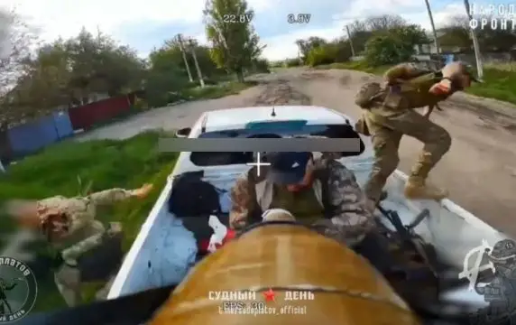 Боевик ВСУ не успел выпрыгнуть из пикапа во время удара дрона-камикадзе Боевик ВСУ не успел выпрыгнуть из пикапа во время удара дрона-камикадзе