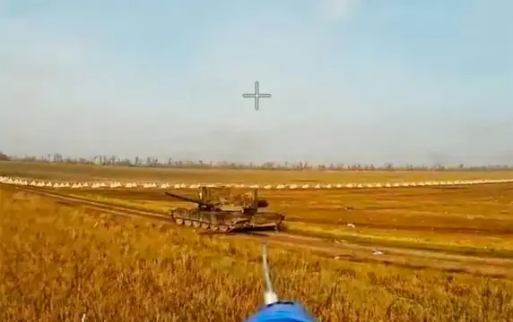 Дроны "КВН" сожгли крутивший башней Т-72М1 ВСУ Дроны "КВН" сожгли крутивший башней Т-72М1 ВСУ
