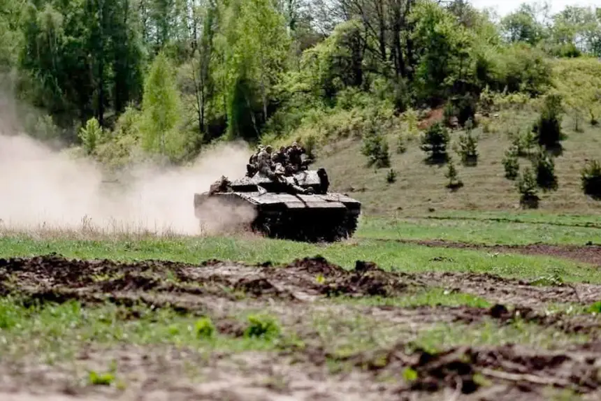 Появились фото поставленных ВСУ шведских БМП CV90 с "раскладушками" Появились фото поставленных ВСУ шведских БМП CV90 с "раскладушками"