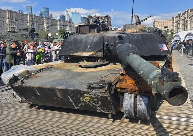 В бою ПТУР "Корнет" прошил танк М1А1 Abrams через броню и двигатель В бою ПТУР "Корнет" прошил танк М1А1 Abrams через броню и двигатель