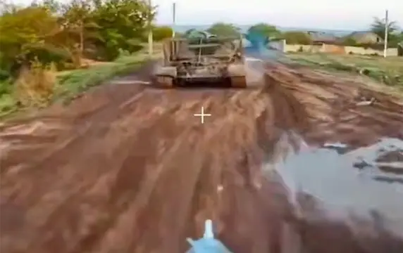 Дрон снял точное попадание в механика-водителя бронемашины на базе Т-72 ВСУ Дрон снял точное попадание в механика-водителя бронемашины на базе Т-72 ВСУ