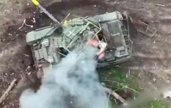 Российские операторы дронов "зажигалками" разбомбили чешский танк Т-72ЕА Российские операторы дронов "зажигалками" разбомбили чешский танк Т-72ЕА