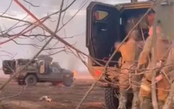 Боевики ВСУ сбежали с позиций без оружия, бросив горящий броневик BATT UMG Боевики ВСУ сбежали с позиций без оружия, бросив горящий броневик BATT UMG