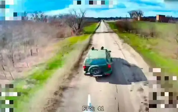 Дроны сняли погоню за движущимся на большой скорости автомобилем ВСУ Дроны сняли погоню за движущимся на большой скорости автомобилем ВСУ