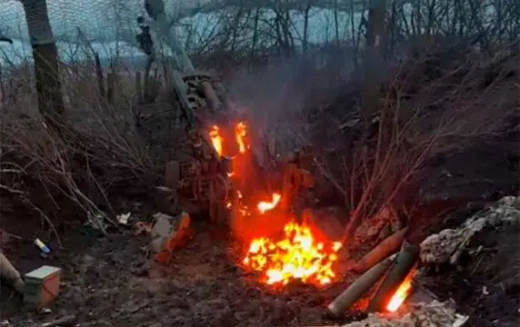 Боевики ВСУ сняли горящую 155-мм буксируемую гаубицу М777 Боевики ВСУ сняли горящую 155-мм буксируемую гаубицу М777