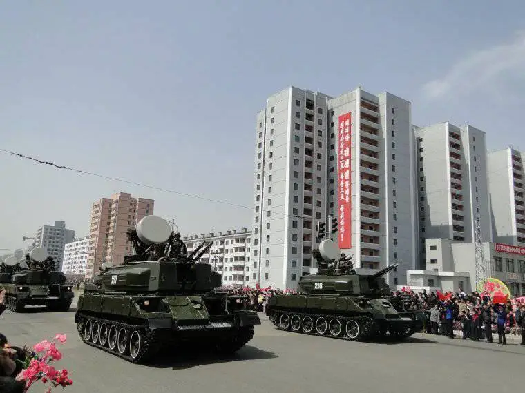 Северная Корея удивляет своей напоминающей "Шилку" зенитной самоходкой Северная Корея удивляет своей напоминающей "Шилку" зенитной самоходкой