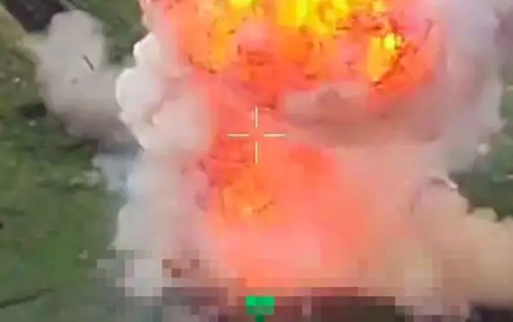 Башня Т-72 ВСУ улетела на десятки метров после детонации боеприпасов Башня Т-72 ВСУ улетела на десятки метров после детонации боеприпасов