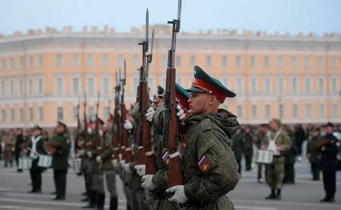 Россия укрепляет оборону: в стране воссозданы два военных округа