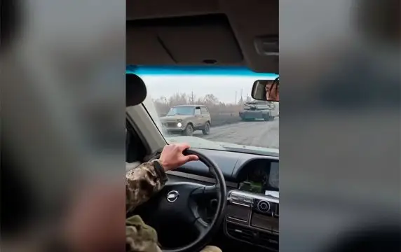 Появилось видео с украинским М1А1 Abrams, который едет под охраной "Нив" Появилось видео с украинским М1А1 Abrams, который едет под охраной "Нив"