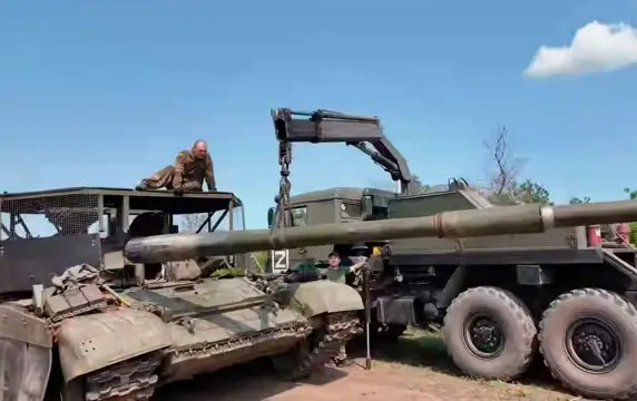 Появилось видео замены трубы ствола танковой пушки Т-72 в полевых условиях Появилось видео замены трубы ствола танковой пушки Т-72 в полевых условиях