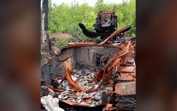 Боевики ВСУ показали, что осталось от взорвавшейся САУ "Акация" Боевики ВСУ показали, что осталось от взорвавшейся САУ "Акация"