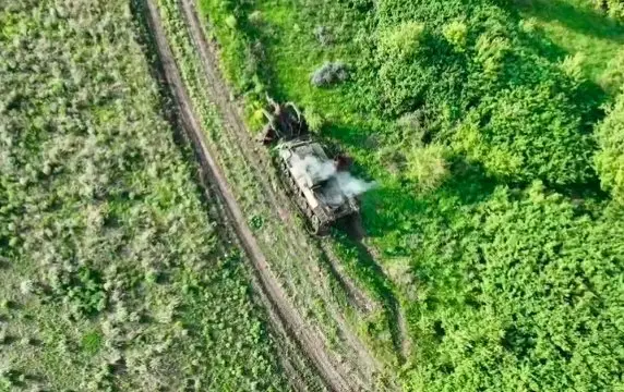 Появилось видео снайперского сброса, уничтожившего ИМР на базе Leopard 1 Появилось видео снайперского сброса, уничтожившего ИМР на базе Leopard 1