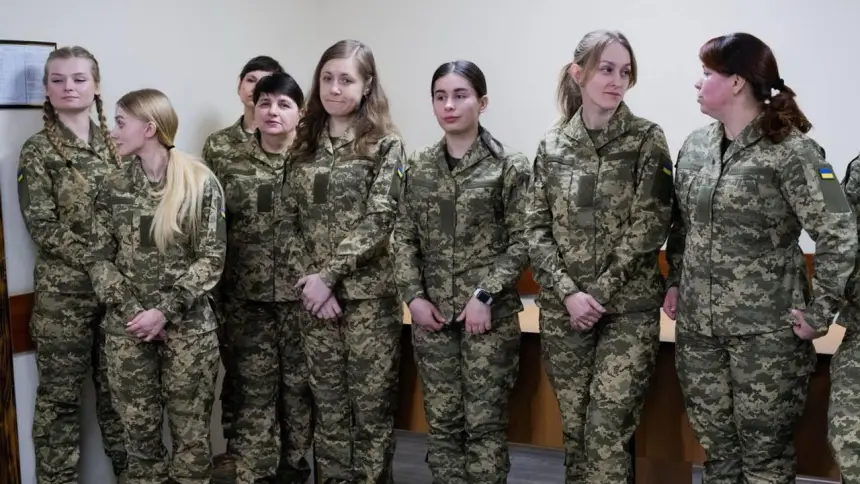 Под флагом «гендерного равенства»: на Украине готовят мобилизацию женщин Под флагом «гендерного равенства»: на Украине готовят мобилизацию женщин
