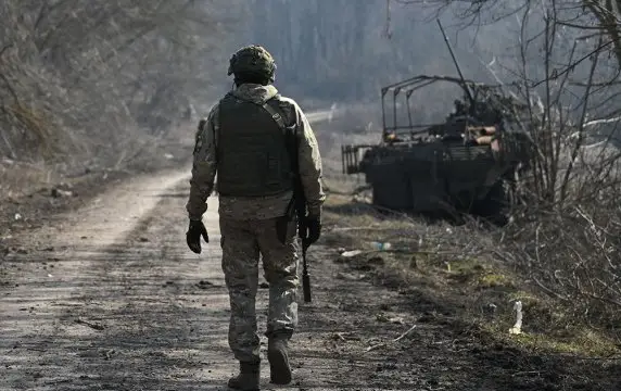 Появилось видео поражения БТР-4 ВСУ с первого выстрела расчетом 152-мм Д-20 Появилось видео поражения БТР-4 ВСУ с первого выстрела расчетом 152-мм Д-20