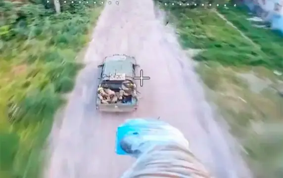 Злоключения боевиков ВСУ на пикапе после атаки дрона сняли на видео Злоключения боевиков ВСУ на пикапе после атаки дрона сняли на видео