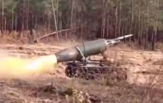 На Украине небольшой сухопутный дрон вооружили реактивными снарядами На Украине небольшой сухопутный дрон вооружили реактивными снарядами