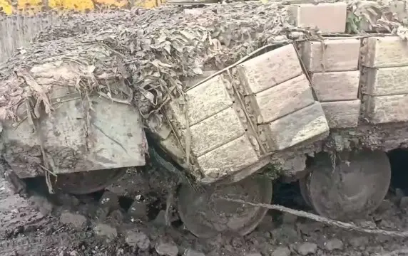 Украинский Т-64БВ ВСУ запутался в проводах ЛЭП и лишился хода Украинский Т-64БВ ВСУ запутался в проводах ЛЭП и лишился хода