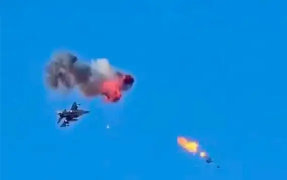 Израильский F-16 пролетел сквозь облако осколков БПЛА Shahed-136 Израильский F-16 пролетел сквозь облако осколков БПЛА Shahed-136