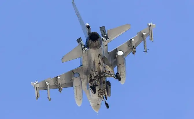 Охота на F-16: Киев решил прятать «Боевых соколов» от наших «Кинжалов» Охота на F-16: Киев решил прятать «Боевых соколов» от наших «Кинжалов»