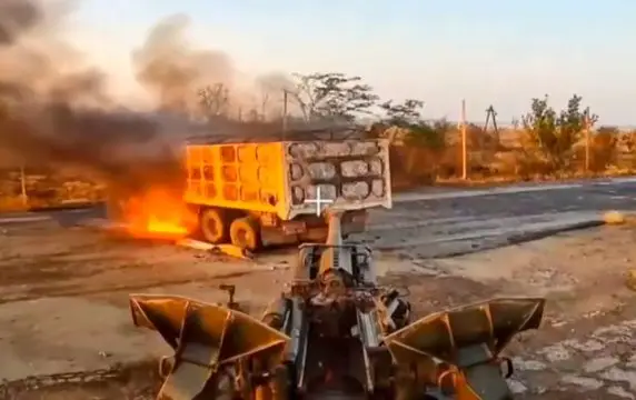 Появилось видео уничтожения американской гаубицы М777 и тягача Появилось видео уничтожения американской гаубицы М777 и тягача