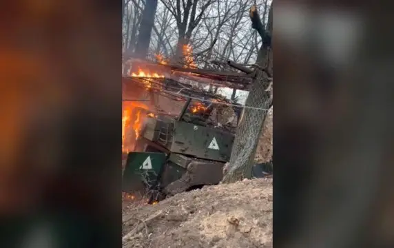Горящую американскую 155-мм самоходку M109A6 Paladin показали вблизи Горящую американскую 155-мм самоходку M109A6 Paladin показали вблизи