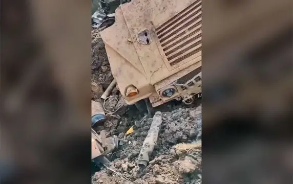 Взрыв разобрал американский бронированный Humvee на части