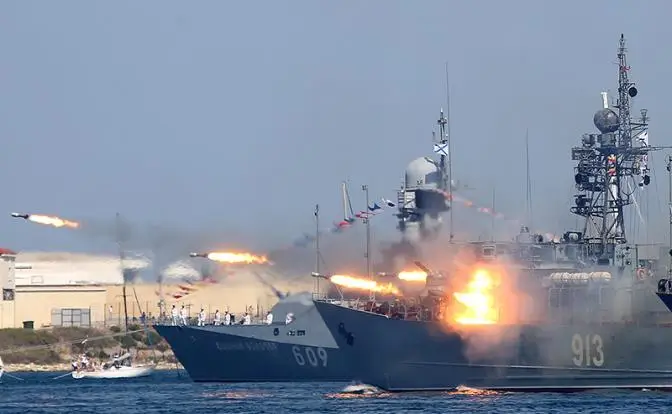 День ВМФ РФ вовсе не смыло, а лишь освежило бодрящим «Июльским штормом» День ВМФ РФ вовсе не смыло, а лишь освежило бодрящим «Июльским штормом»