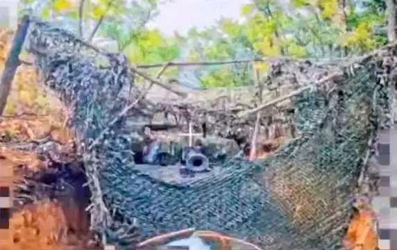 Появилось видео добивания британской самоходки AS-90 ударом FPV-дрона Появилось видео добивания британской самоходки AS-90 ударом FPV-дрона