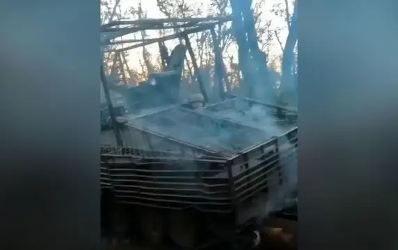 Беспомощно вращающий гусеницами британский БТР FV103 Spartan сняли на видео Беспомощно вращающий гусеницами британский БТР FV103 Spartan сняли на видео