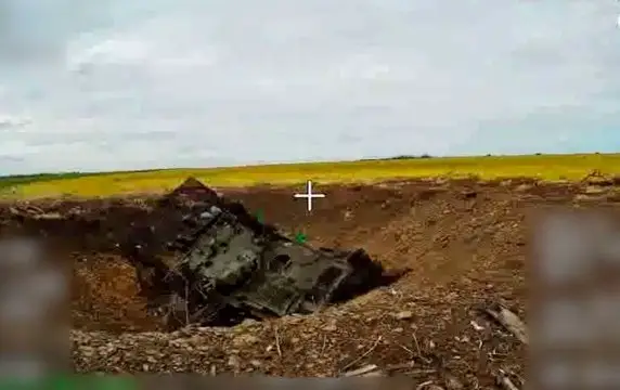 Гигантская воронка стала ловушкой для бронеразведчика ВСУ FV107 Scimitar