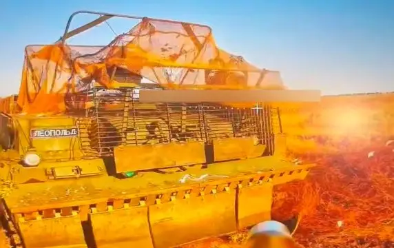Уничтожена бронемашина "Леопольд" на шасси Leopard с замком на решетках