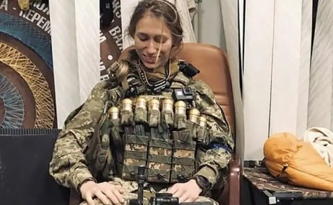 Изгнанная из итальянских ВВС пилот решила поохотиться на русских в Донбассе Изгнанная из итальянских ВВС пилот решила поохотиться на русских в Донбассе