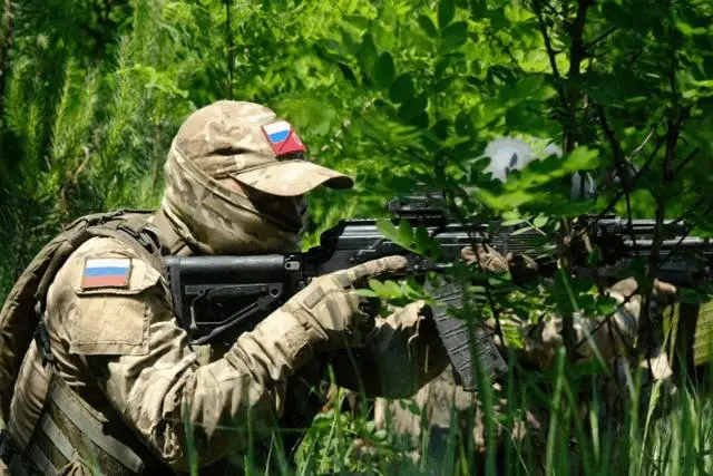 Новый АК-15: «Калашников» внедрил боевые доработки в легендарный автомат Новый АК-15: «Калашников» внедрил боевые доработки в легендарный автомат