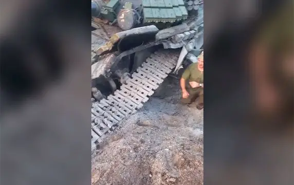 Два подорвавшихся один за другим на минах Т-64ВСУ сняли на видео Два подорвавшихся один за другим на минах Т-64ВСУ сняли на видео