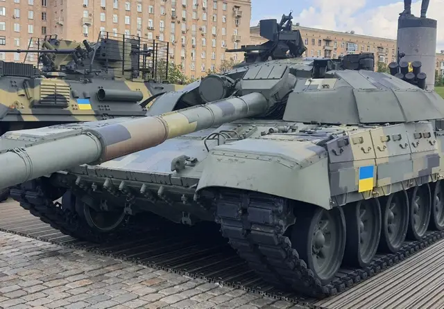 Ожидая доставку "Абрамсов", ВСУ держат на передовой старые советские танки Ожидая доставку "Абрамсов", ВСУ держат на передовой старые советские танки