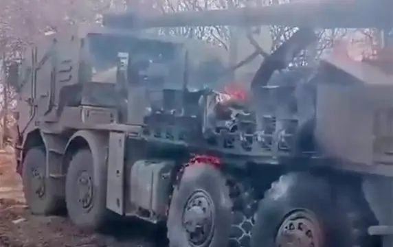 Боевик ВСУ заснял вблизи свою горящую самоходку "Богдана"