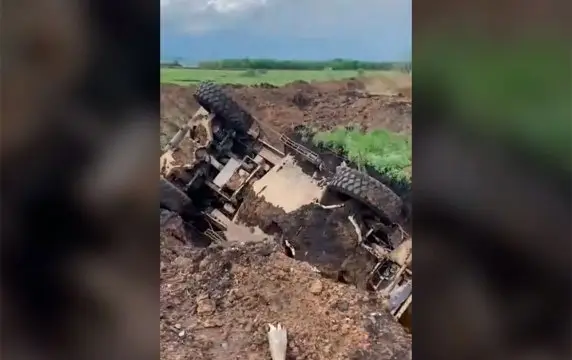 Упавшие в ров броневики и пикап ВСУ сняли на видео