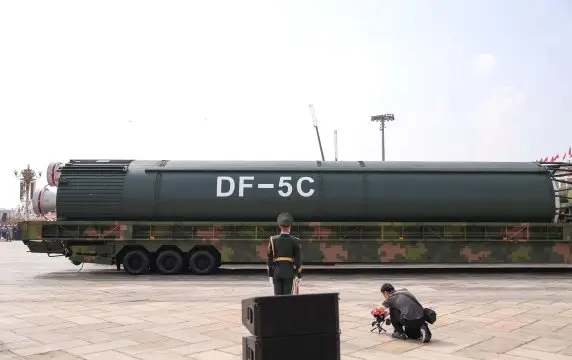 Новейшую китайскую сверхдальнобойную ракету DF-5C показали "в сборе"